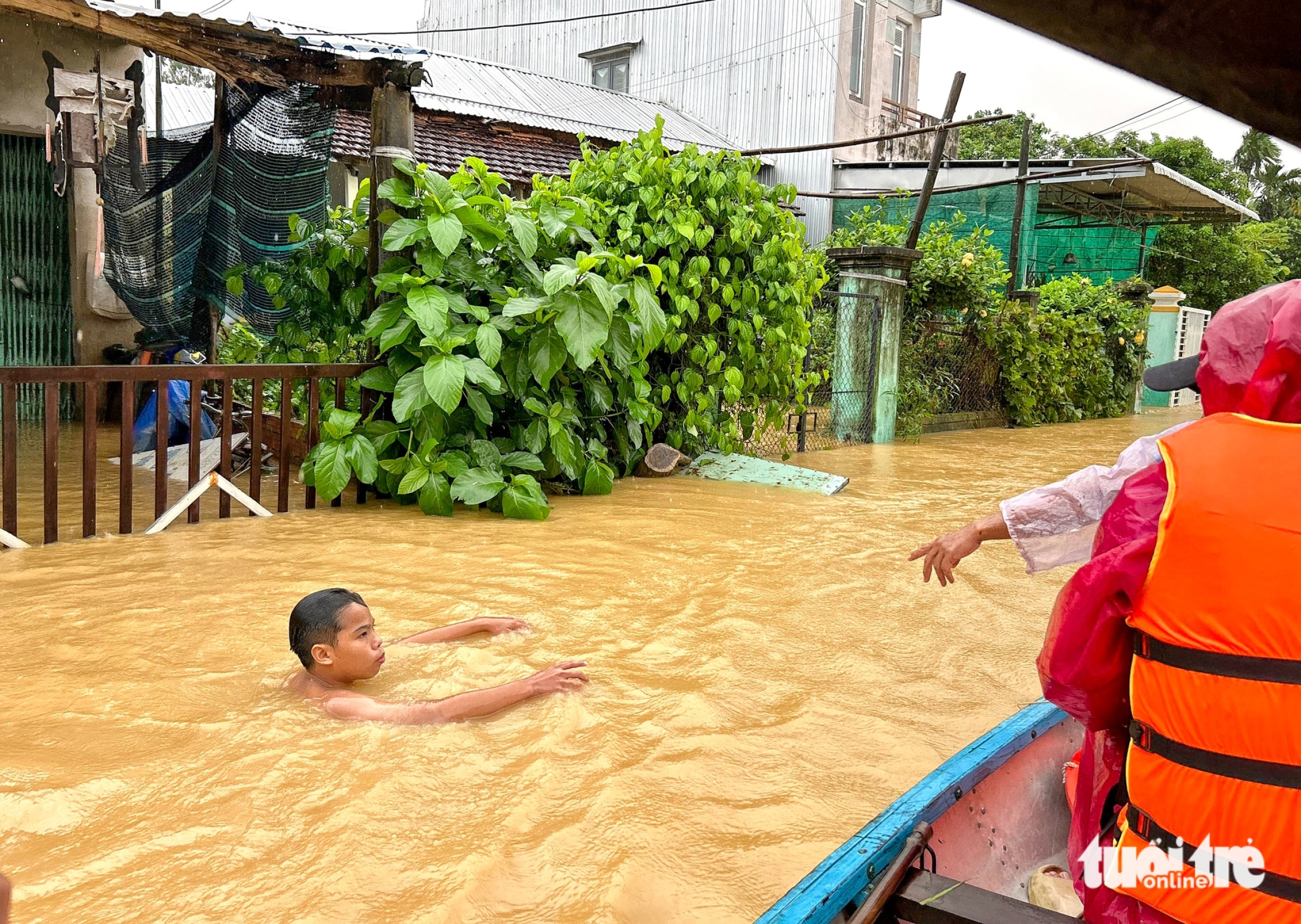 顺化河沿岸村庄95%被淹没,香蕉筏成为民众渡洪的船只